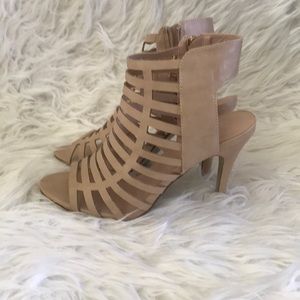 NWT Top Moda Creamy Cutout Heel Sandal